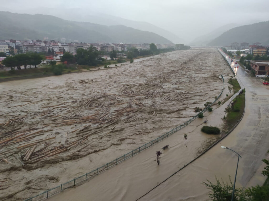 Karadeniz’i sel vurmaya devam ediyor
