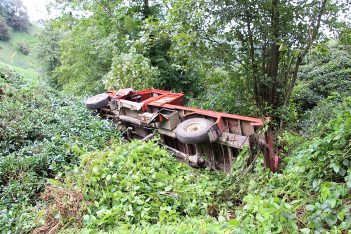 Trabzon’un Of ilçesinde kamyon uçurma yuvarlandı ölü var