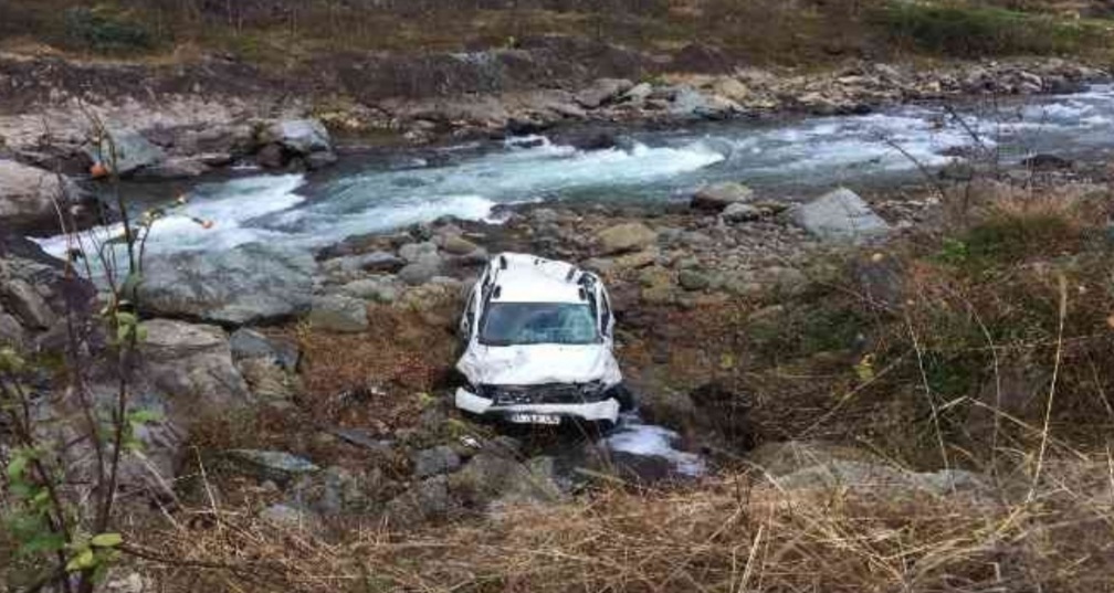 Rize’de otomobille kopeğe vurmayım derken dereye uçtu