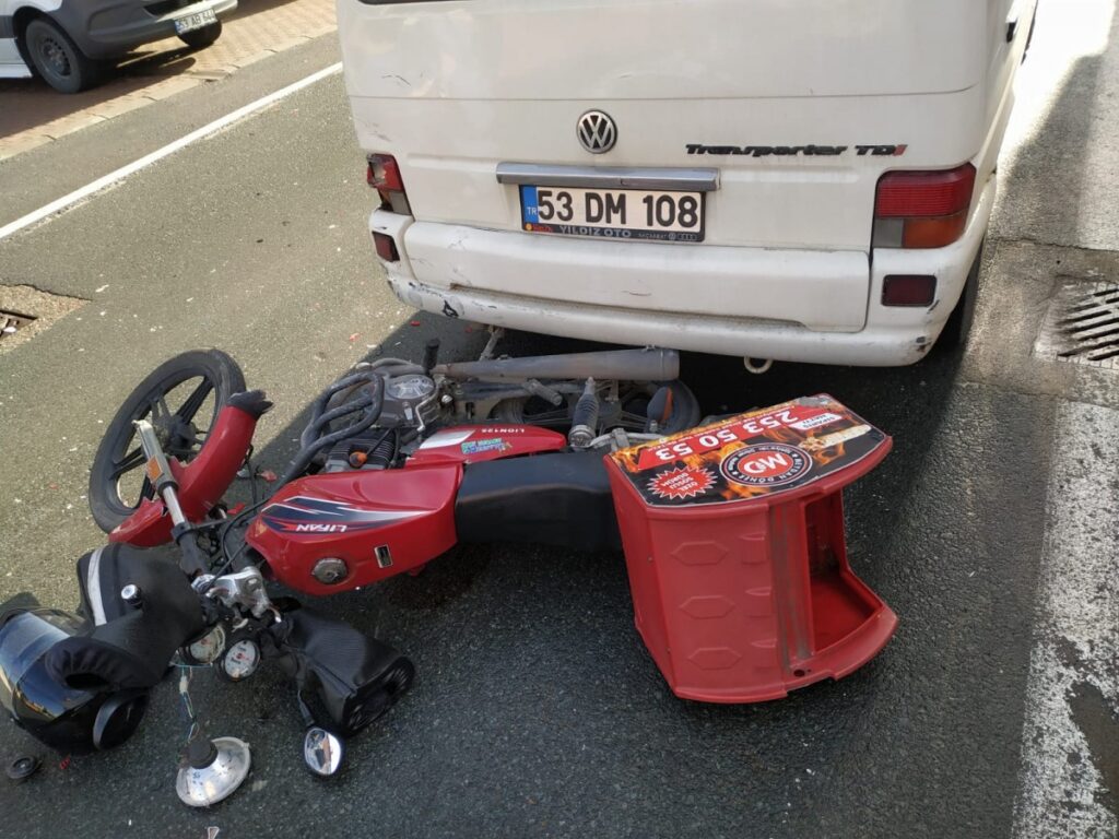 Rize’de Motosikletli Kurye Kaza Yaptı