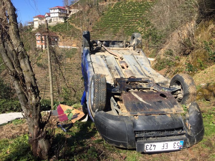 Rize’de otomobil 50 metre yükseklikten yere duştu