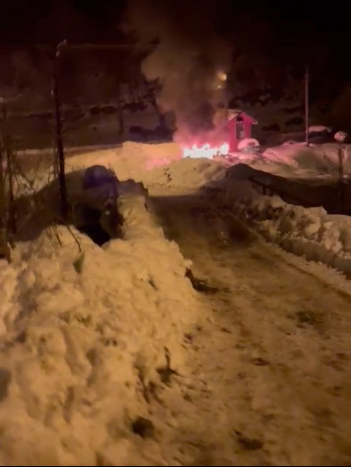 Rize’nin İkizdere’de otomobil alev alev yandı