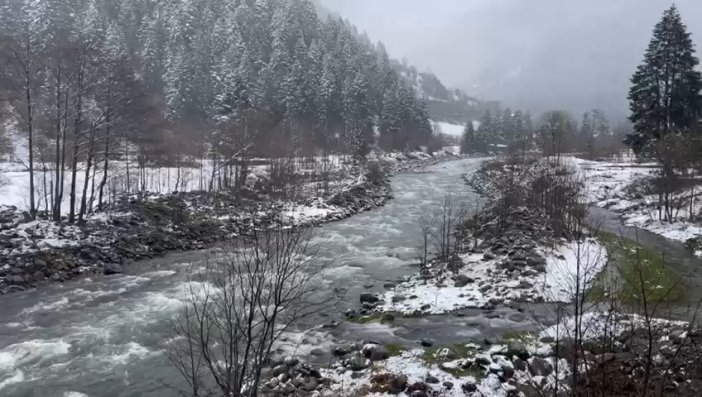 Rize’nin yüksek kesimlerine kar yağışı