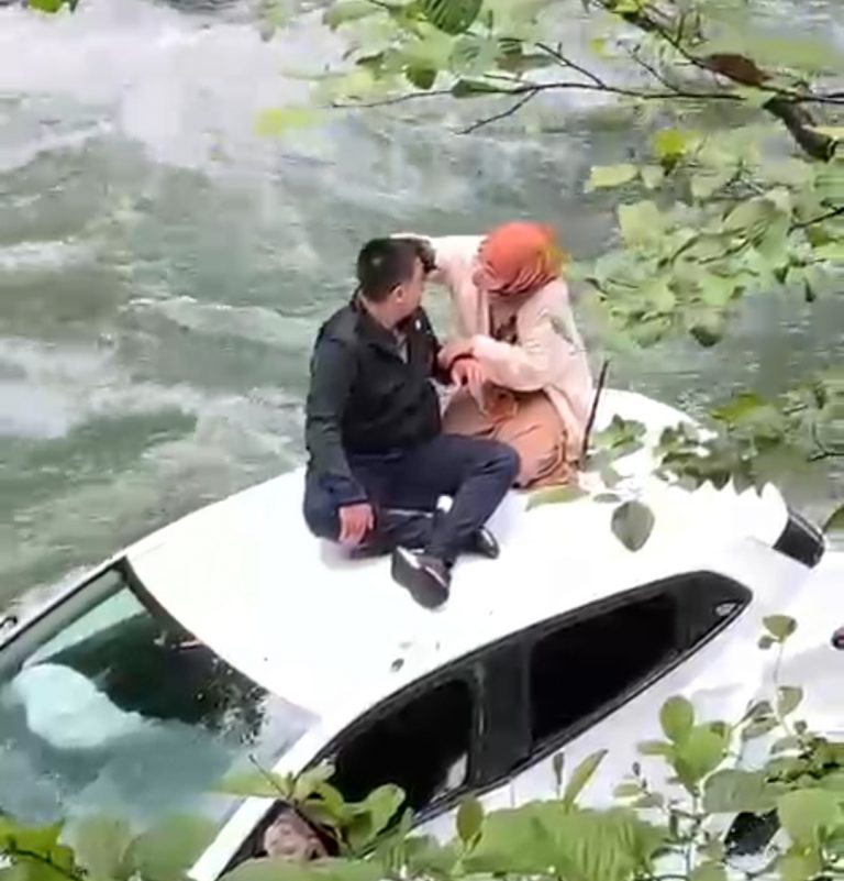 Rize’de dereye düşen araçta ilginç anlar