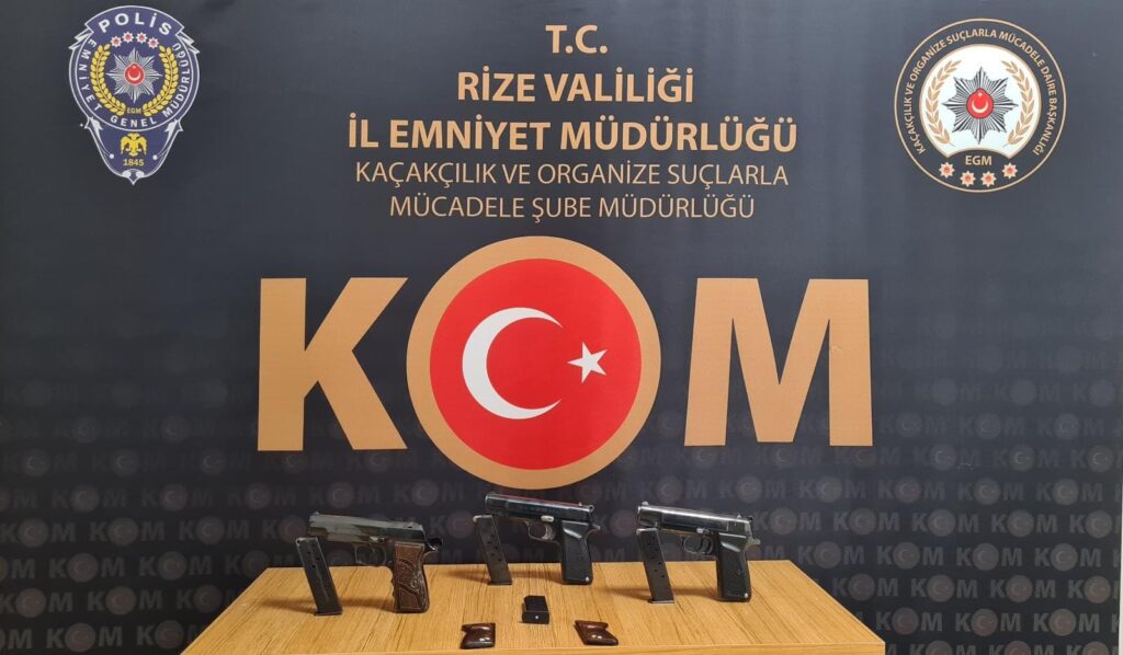 Rize Emniyet Güçlerinin Durduğu Araçta Silah Yakalandı