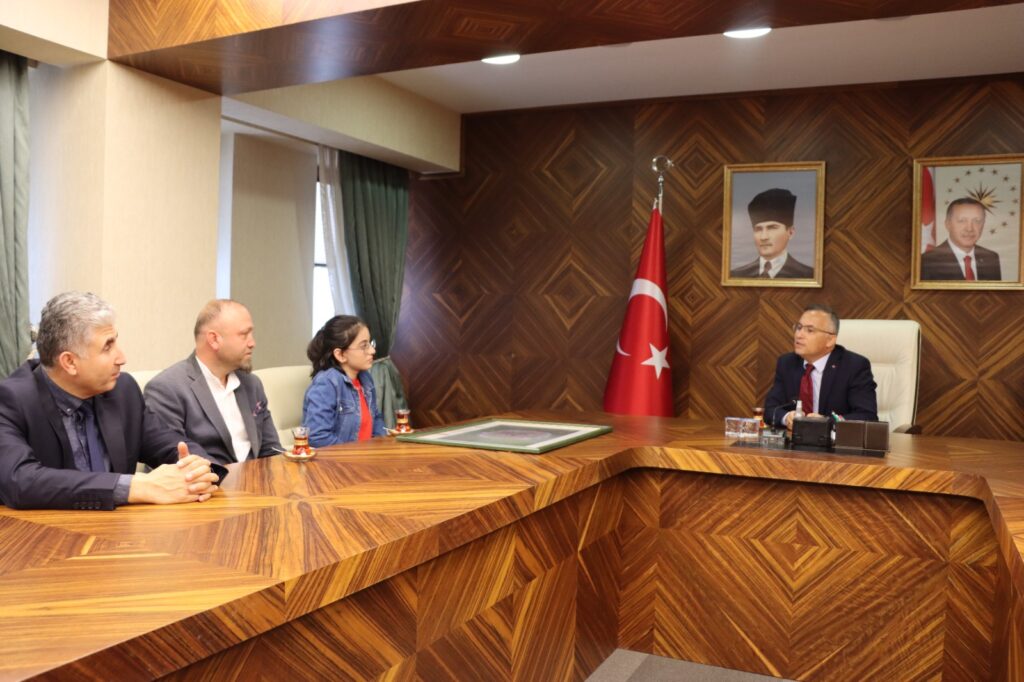 Rizeli Dünya Şampiyonu Rize Valisini Ziyaret Etti
