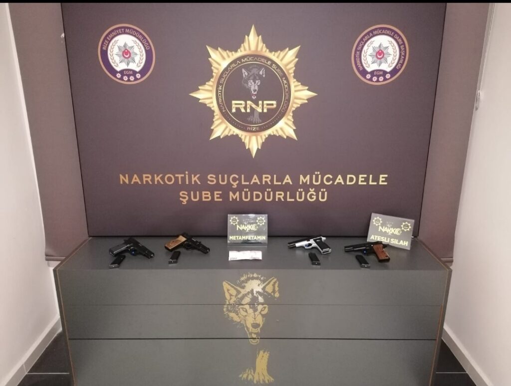 Rize’de Durdurulan Araçta 4 Adet Ruhsatsız Silah Yakalandı