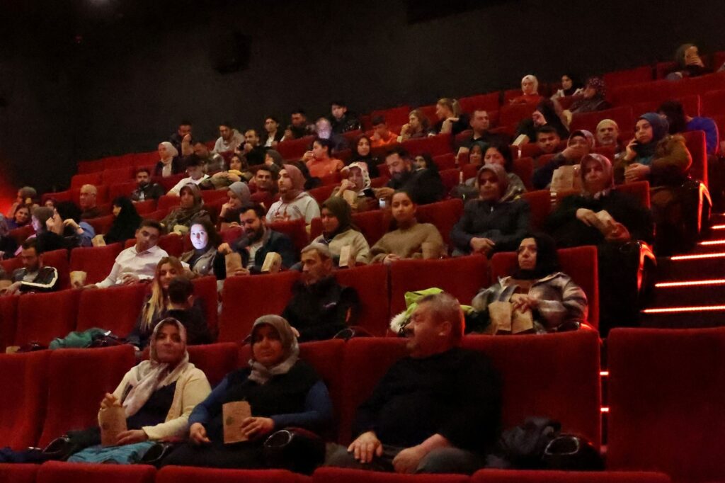 Rize Belediyesinden Afet Bölgesinden Gelen Misafirlere Sinema Etkinliği