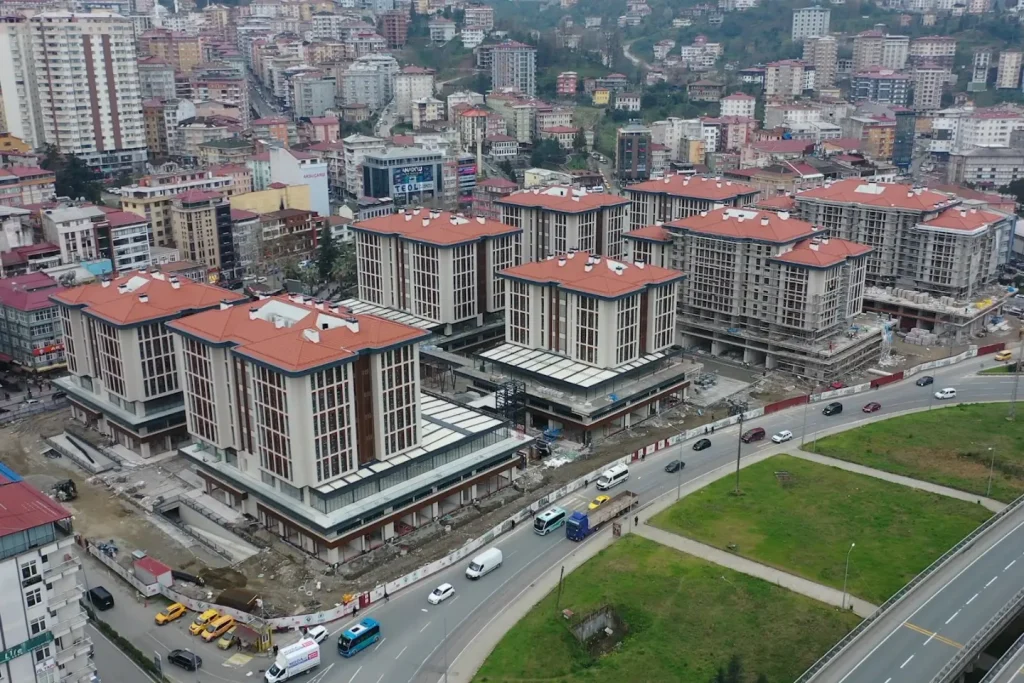 Rize’de belediye bloklarının bulunan dükkanlar hak sahiplerine teslim ediliyor
