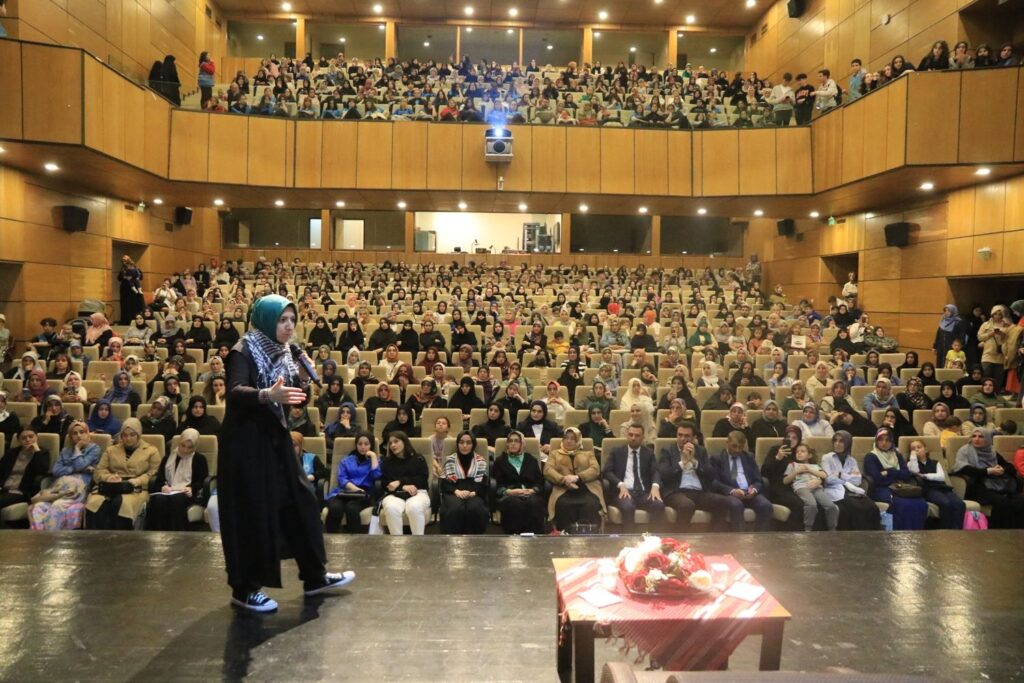 Rize’de Merve Gülcemal Konferans Düzenledi