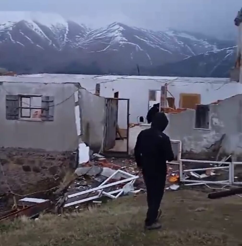 Rize’nin İkizdere ilçesinde rüzgâr evin çatısını uçurdu