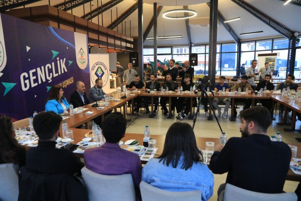 Rize Belediye Başkanı Gençlerle Bir Araya Geldi