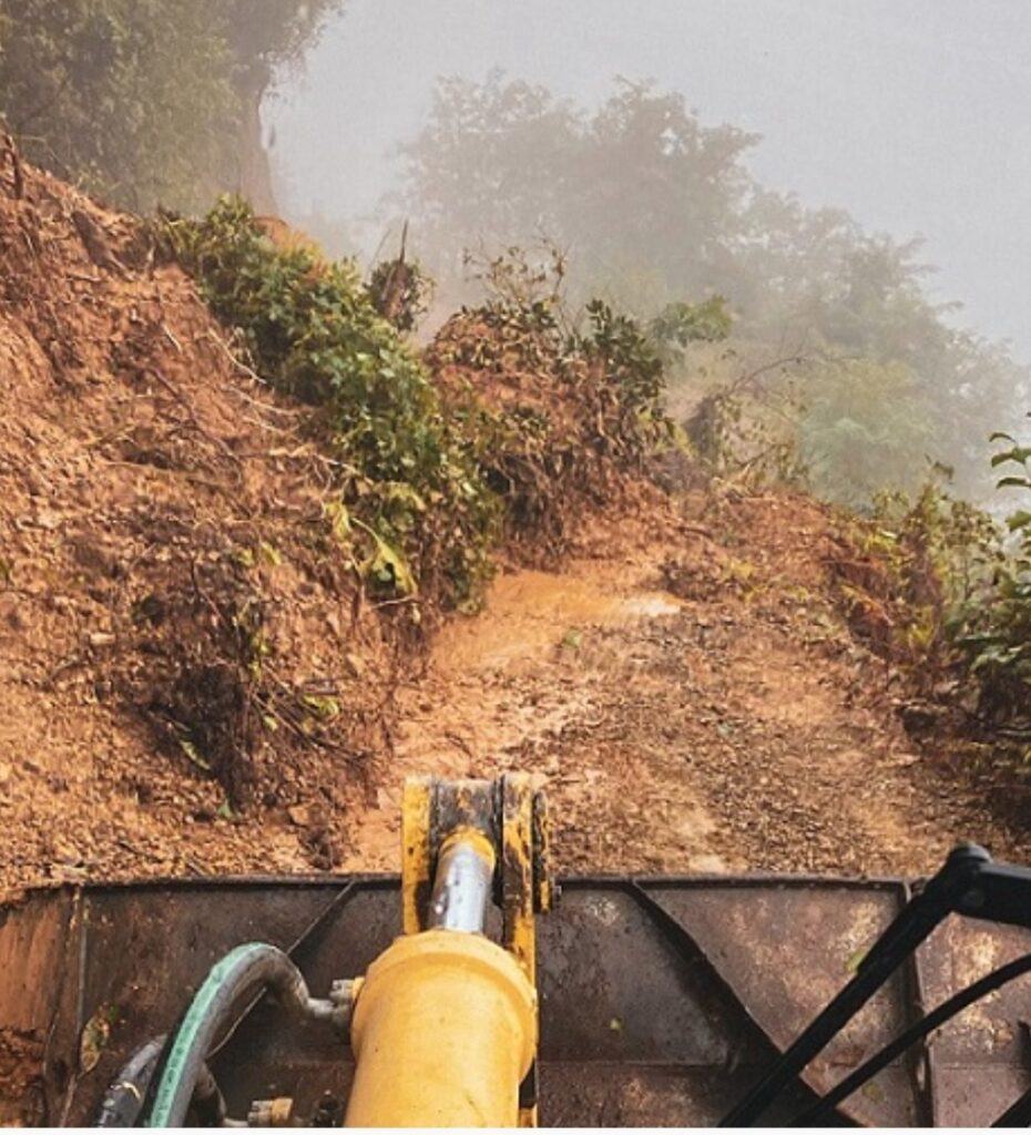 Rize’de aşırı sağanak 29 köy yolunu kapattı