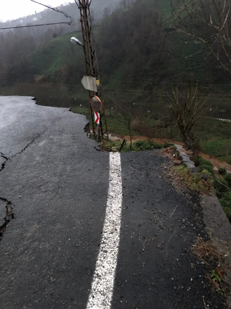 Rize”nın Derepazarı ilçesi yol çökmesi