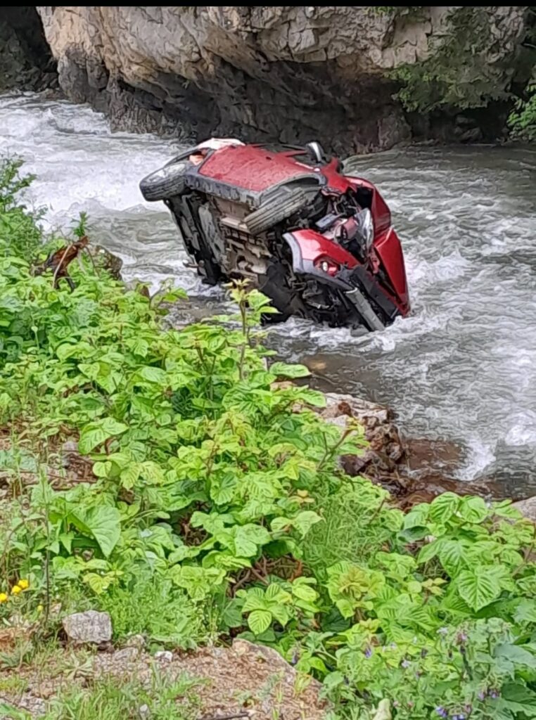 İkizdere Anzer yolunda otomobil dereye uçtu