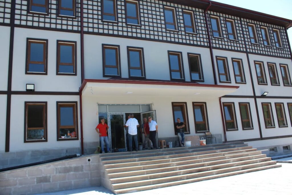 Rize’nin Derepazarı ilçesi yeni merkez ilk okulu bitmek üzere