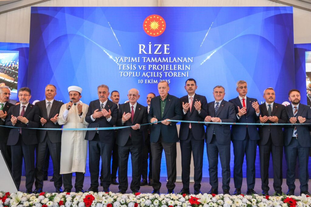 Cumhurbaşkanı  Erdoğan Rize’de Sevgiyle Karşılanıp Uğurlandı