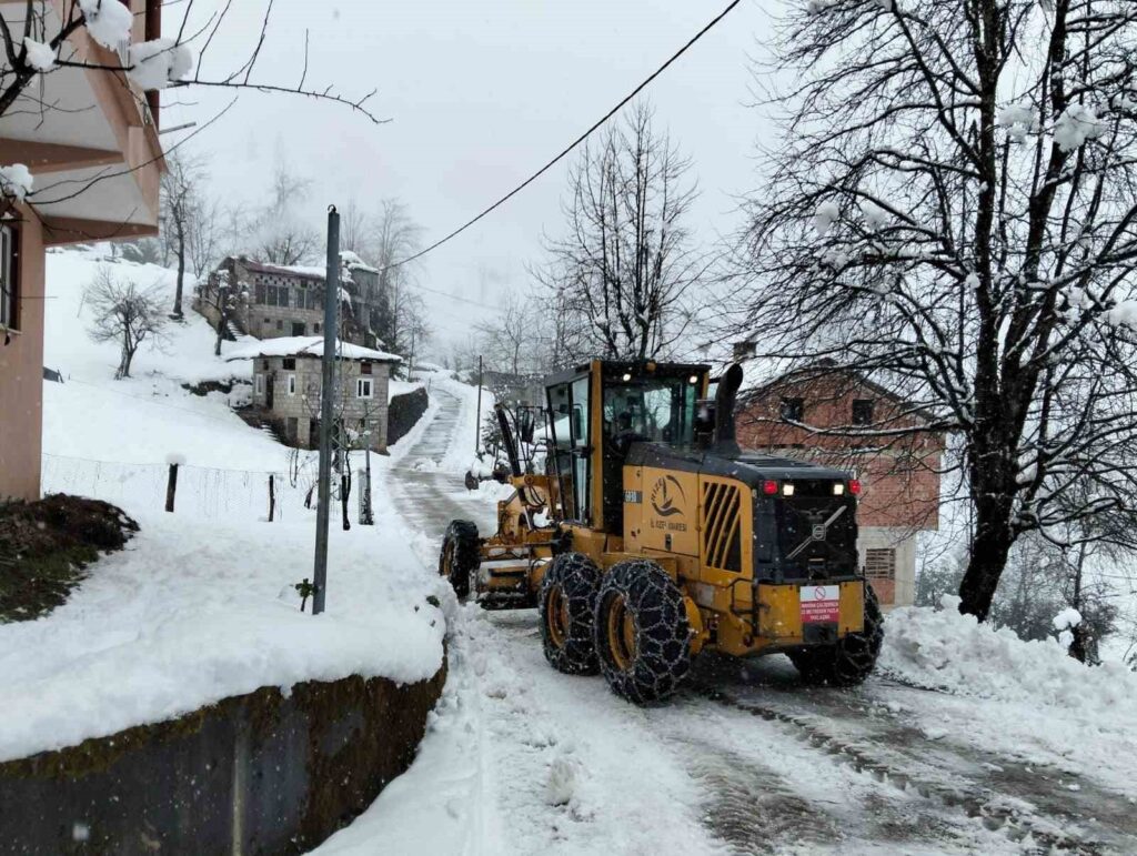 Rize’de Kar Yağışı 21 Köy Yolunu Ulaşıma Kapattı