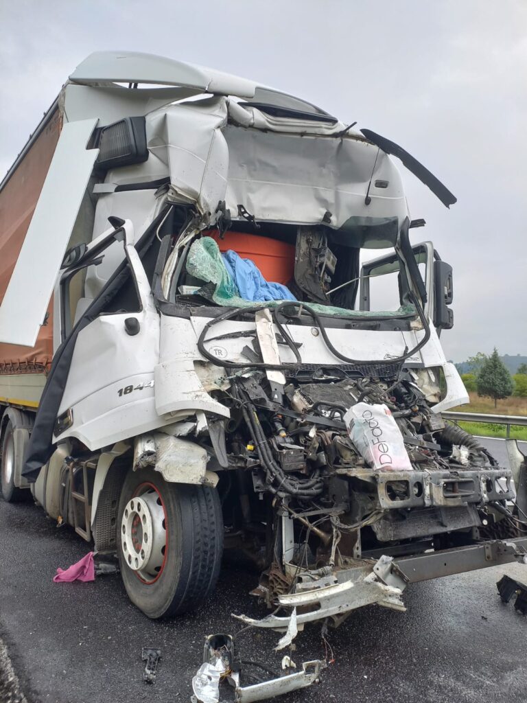Kocaeli’nde Rizeli tır şoförü kaza yaptı